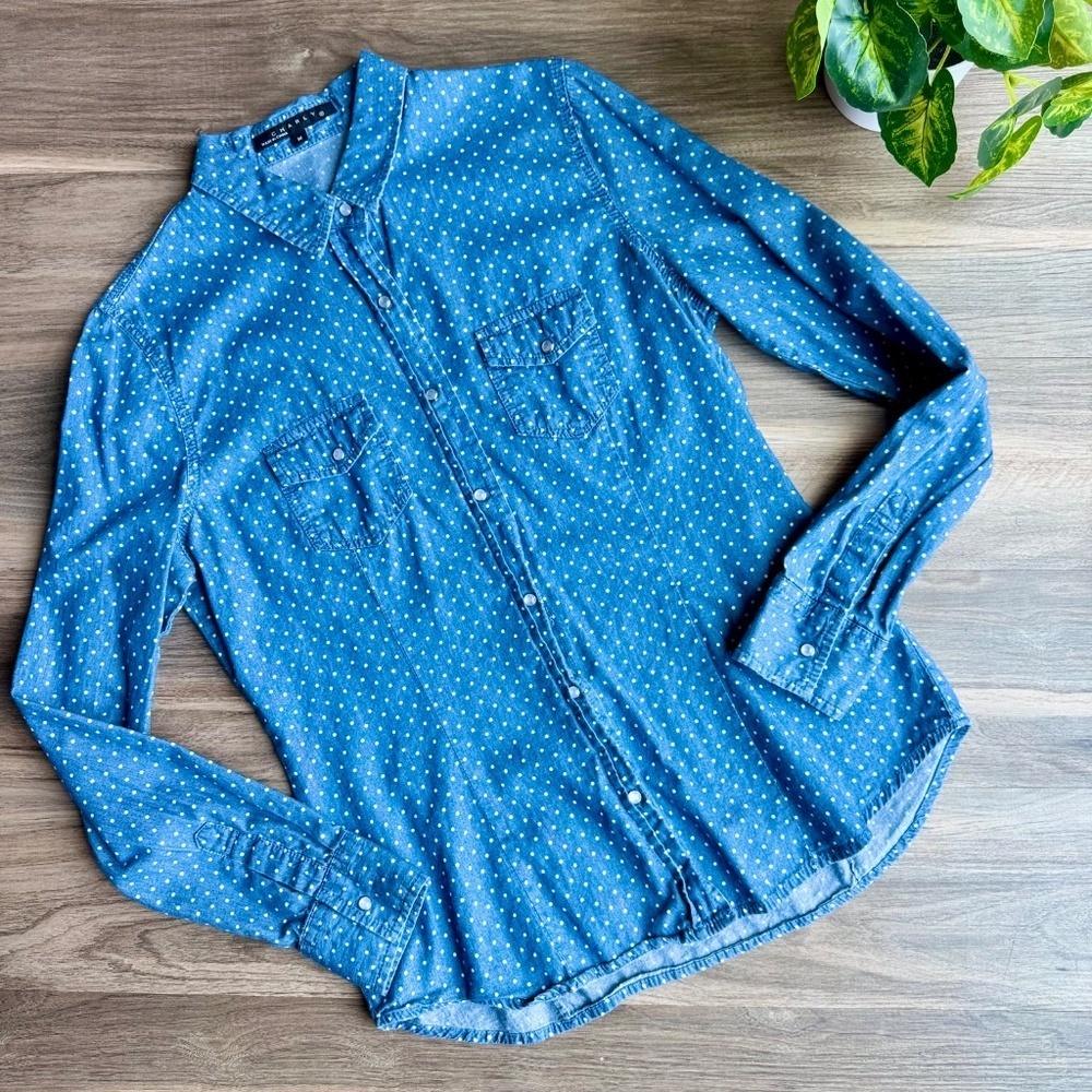 Charly Medium Wash Polka Dot Chambray Button-Down Shirt – Size‎ M